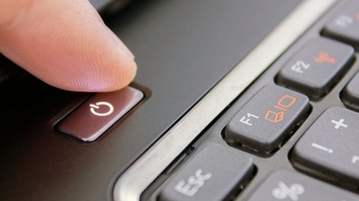 Giữ nút nguồn 5 - 10 giây để tắt máy cưỡng bức